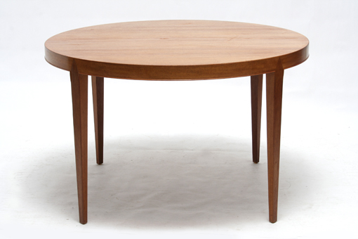 Dining table with 2 extra leaves