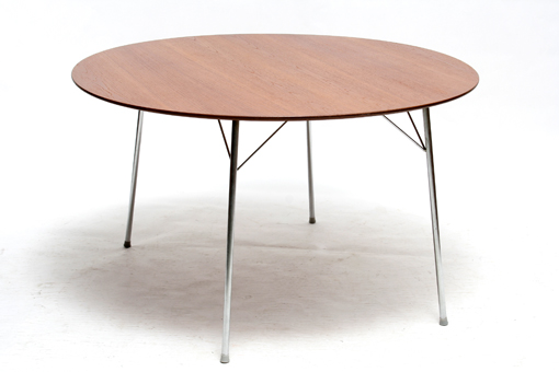 Dining table by Arne Jacobsen