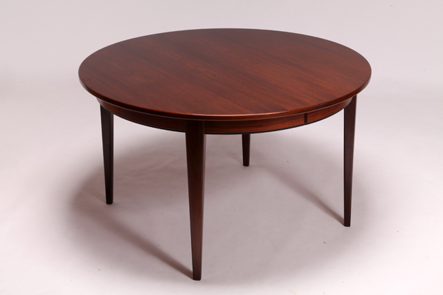 Model 55 dining table in rosewood by Gunni Omann