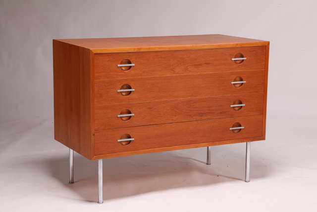 Chest of drawers in oak by Hans J. Wegner