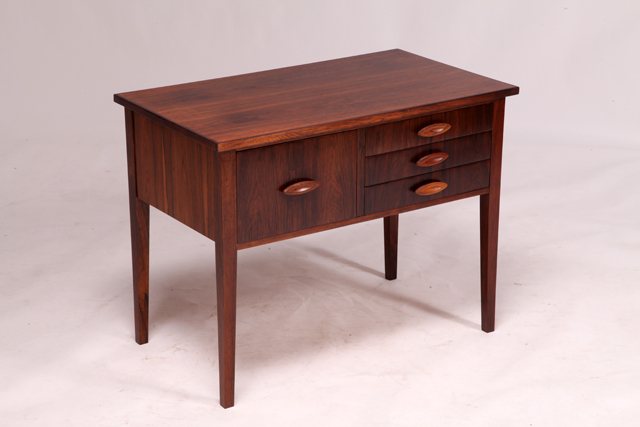 Small chest of drawers in rosewood