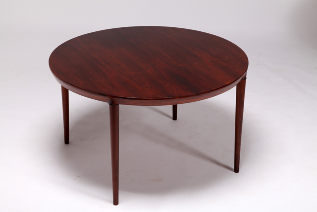 Round coffee table in rosewood by Erik Riisager Hansen　