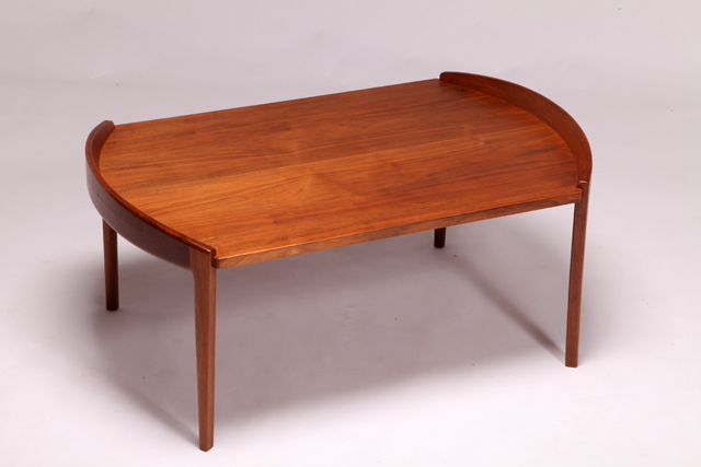 Coffee table in walnut by Jens Risom