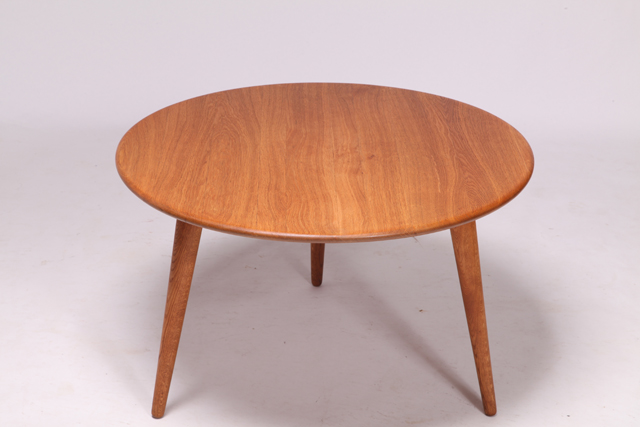 AT 8 coffee table in solid oak by Hans J. Wegner