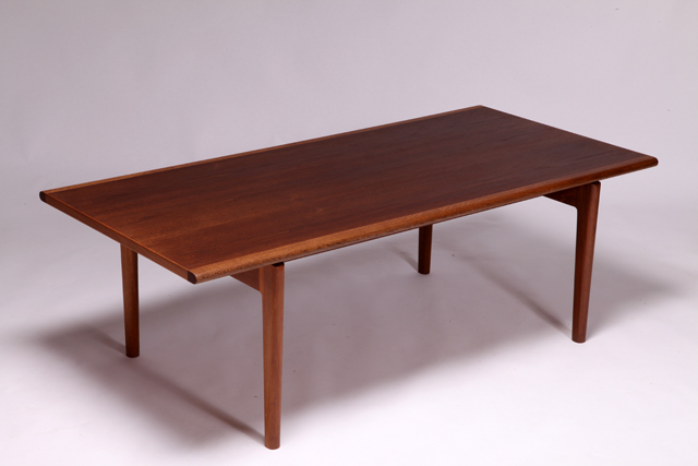 GE510 coffee table by Hans J. Wegner