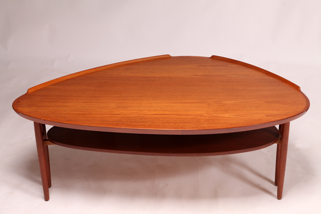 Six-legged coffee table with raised edges in teak by Arne Vodder