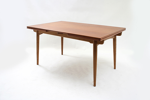 AT-312 Wegner Dining table