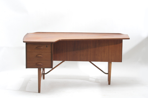 Free standing desk