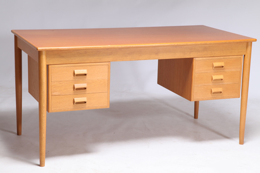 Model 130 writing desk by Børge Mogensen