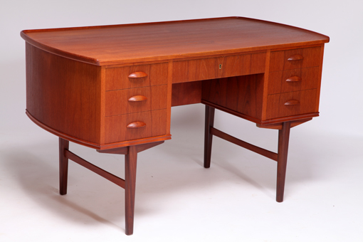 Desk in teak