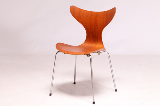 Seagull AJ 3108 chair by Arne Jacobsen
