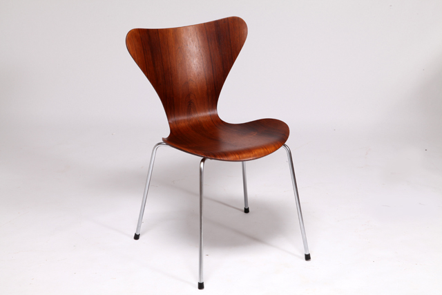Model 3107 in rosewood by Arne Jacobsen
