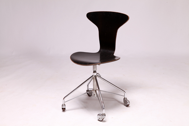 Model 3105 “Mosquito” swivel desk chair by Arne Jacobsen