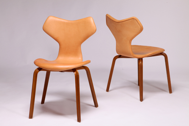 Model 4130 Grand Prix Chairs with leather-upholstered by Arne Jacobsen