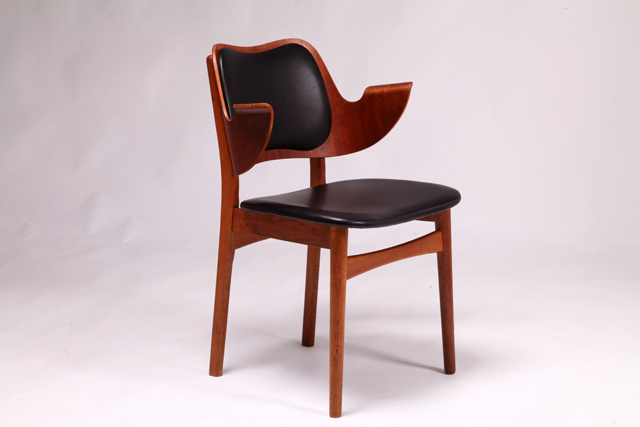 Model 107 armchair by Hans Olsen
