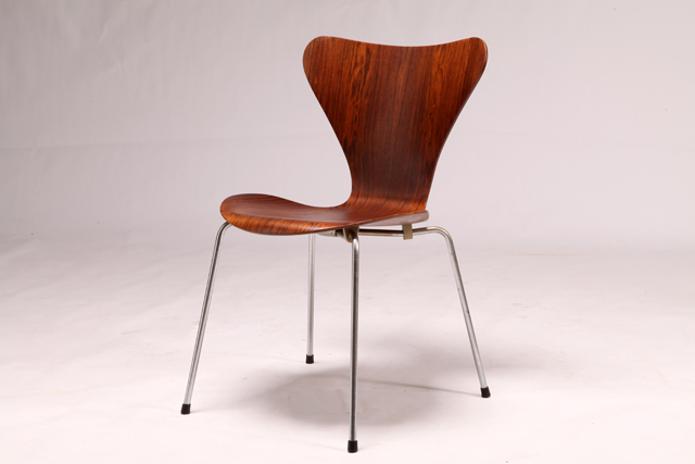 Model 3107 in rosewood by Arne Jacobsen