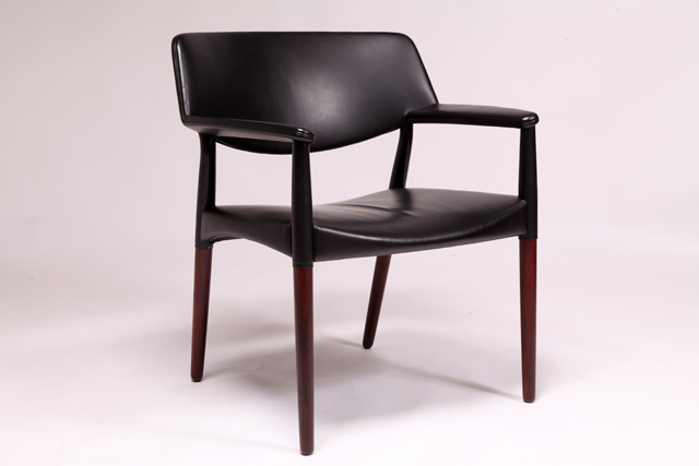 Armchair in rosewood by Askel Bender Madsen & Ejner Larsen