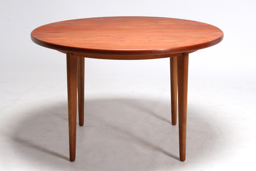 Round dining table with 2 extra leaves
