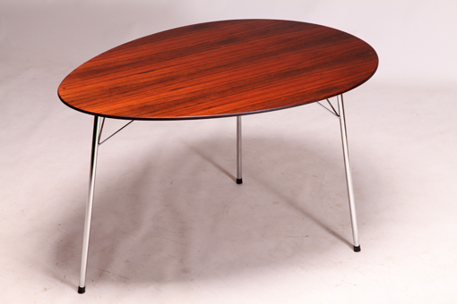 Egg table in rosewood by Arne Jacobsen