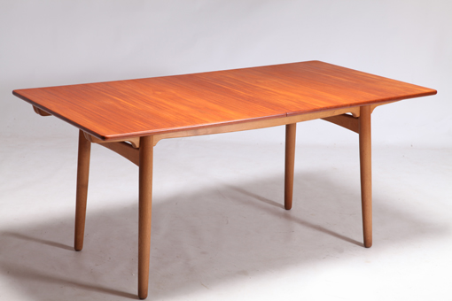 AT310 dining table by Hans J. Wegner