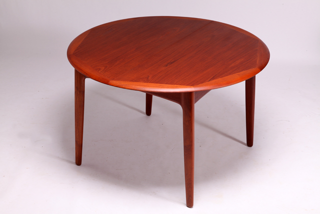 Round expandable dining table by Svend Aage Madsen