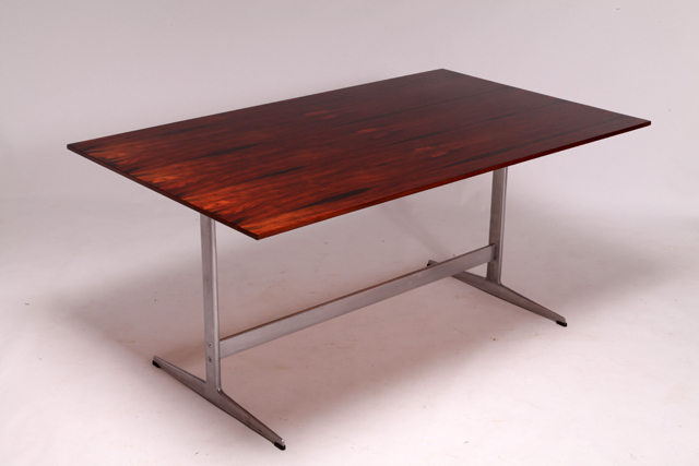 Shaker dining table in rosewood by Arne Jacobsen