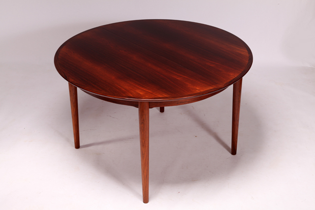 Round dining table in rosewood with 2 extra leaves by Arne Vodder