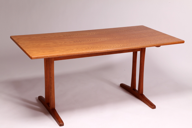 Model C18 Shaker dining table in oak by Børge Mogensen