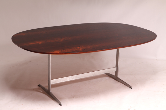 Super Ellipse dining table with shaker base in rosewood