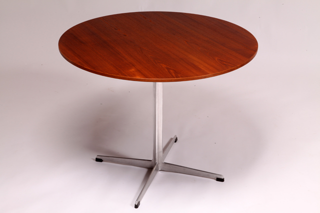Round cafe/dining table in teak by Arne Jacobsen