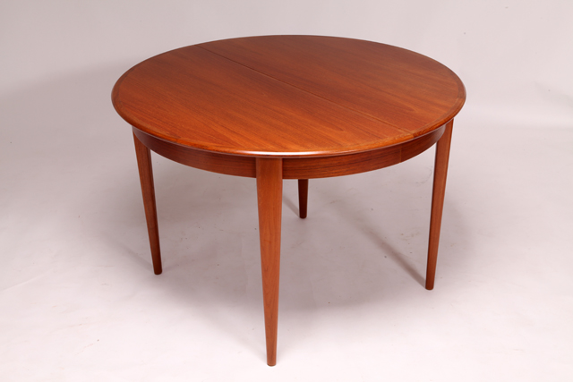 Round dining table in teak with 1 extra leaf by Erik Brouer