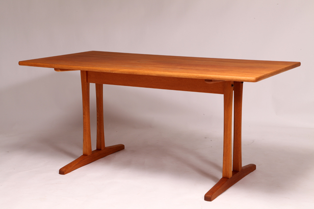 Model C18 Shaker dining table in oak by Børge Mogensen