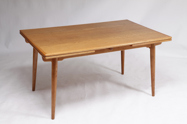 AT 312 dining table in oak by Hans J. Wegner