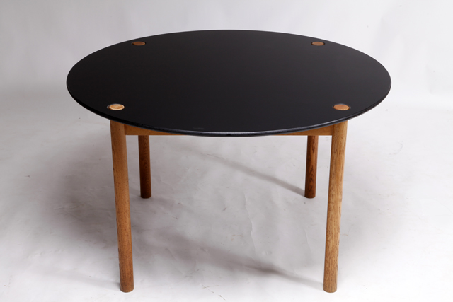 C44 round dining table in oak by Jørgen Bækmark
