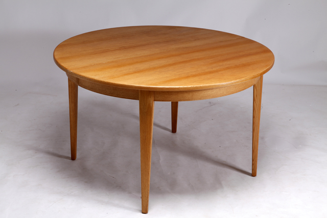 Model 55 dining table in oak by Gunni Omann