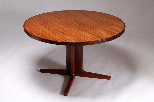 Round dining table in rosewood with 2 extension leaves