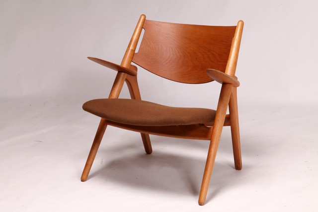 CH28 sawbuck chair in oak by Hans J. Wegner