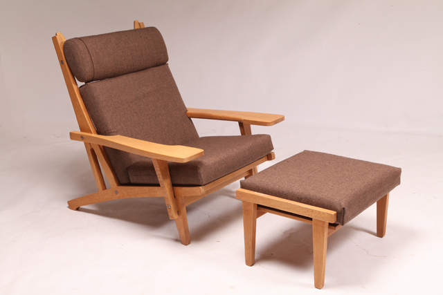 GE375 with ottoman in oak by Hans J. Wegner