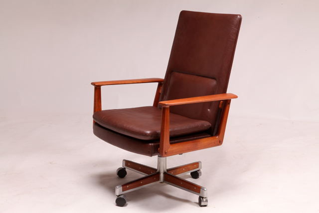 Model 419 president desk chair by Arne Vodder