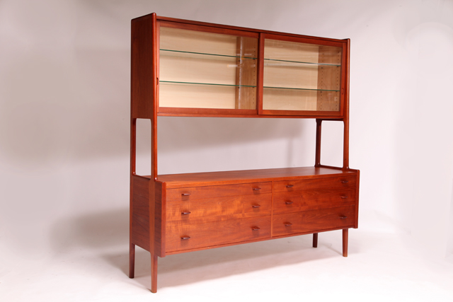 RY20 cabinet in teak & glass by Hans J. Wegner