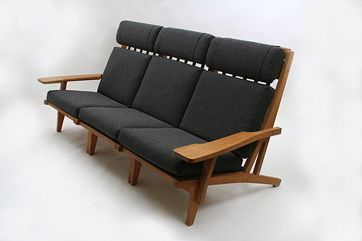 GE-375  3seater byHans J. Wegner