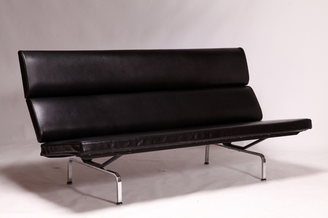 Sofa compact in leather by Charles & Ray Eames
