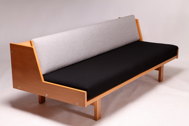 GE258 Daybed in beech by Hans J. Wegner