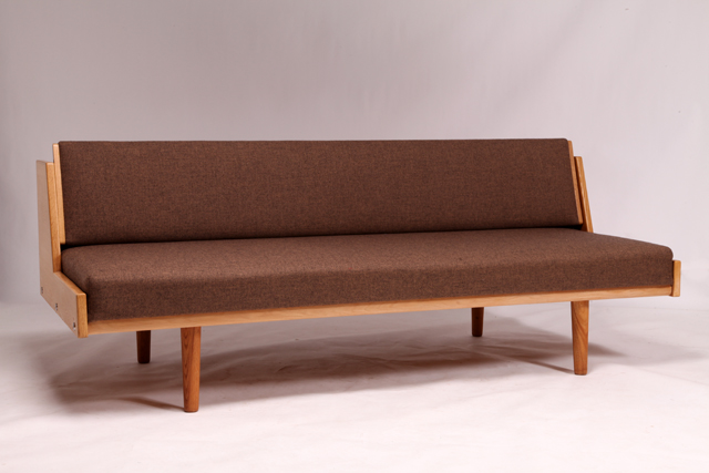 GE258 Daybed in oak by Hans J. Wegner