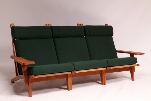 GE375 sofa in oak by Hans J. Wegner