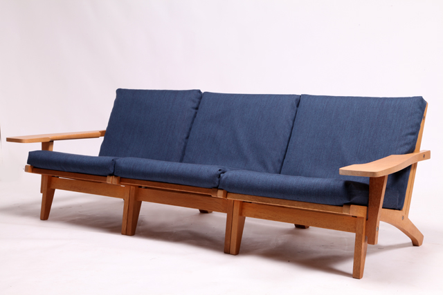 GE370 sofa in oak by Hans J. Wegner