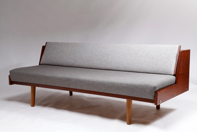 Model GE6 sofa/daybed in teak & oak by Hans J. Wegner