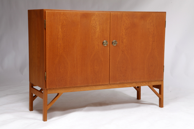 Model A232 “China” cabinet in oak by Børge Mogensen