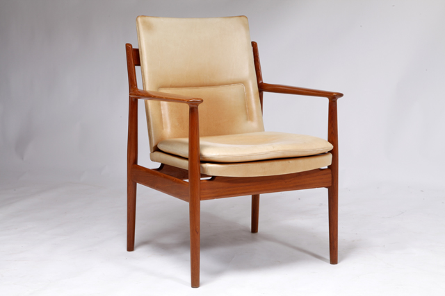 Model431 armchair in teak by Arne Vodder