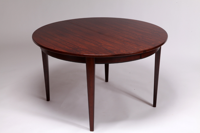 Model 55 dining table in rosewood by Gunni Omann